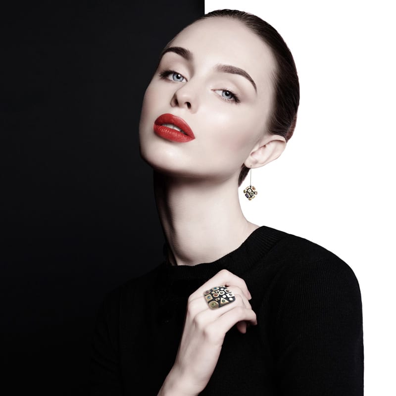 Grosse bague Klimt XXL sur mannequin Grosse bague klimt portée sur mannequin
