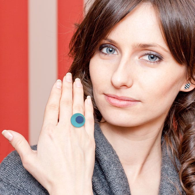 Bague lagon et bleu pigeon 5 Bague couleur noire et ivoire sur modèle